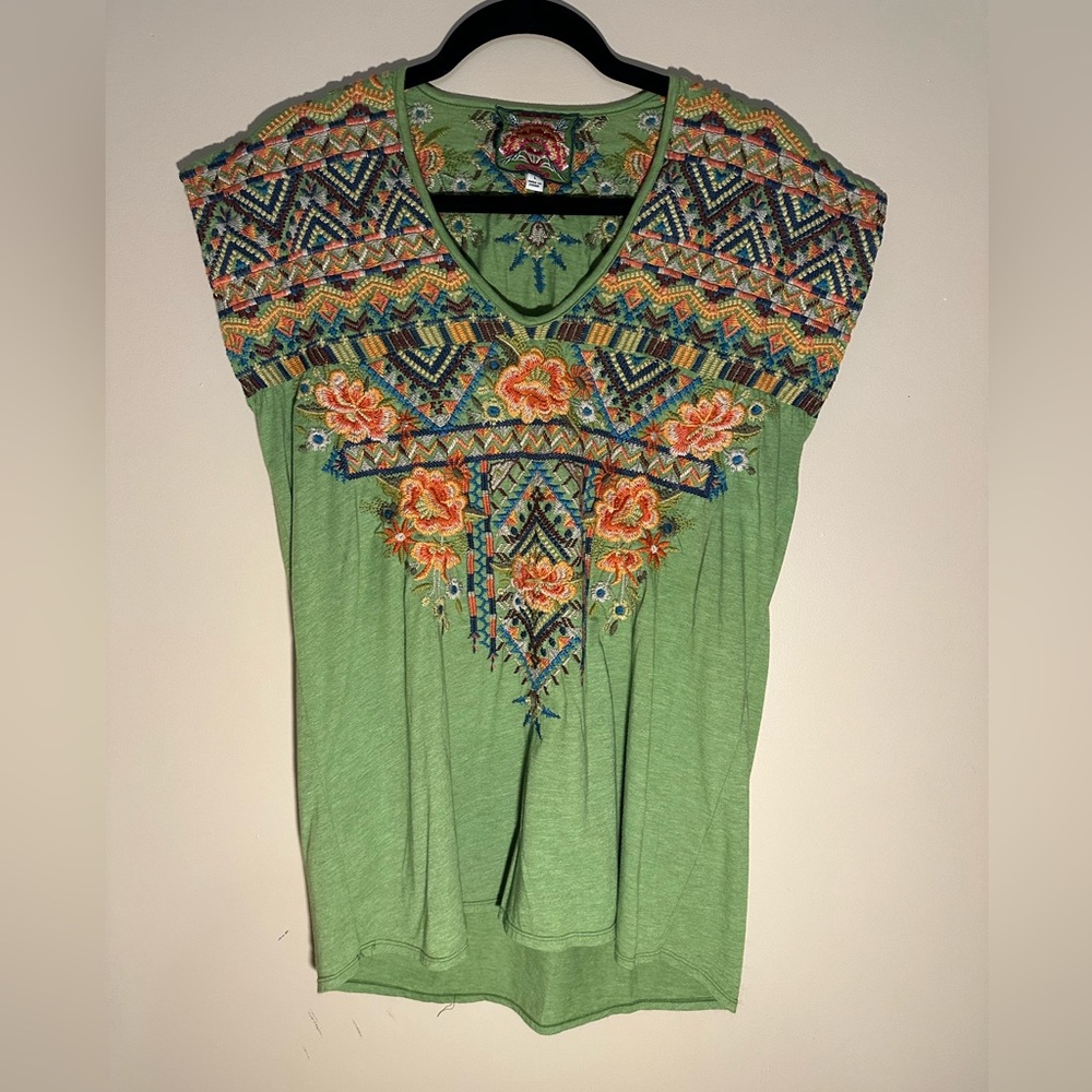 Johnny Was embroidered sleeveless jersey tee in green size L.